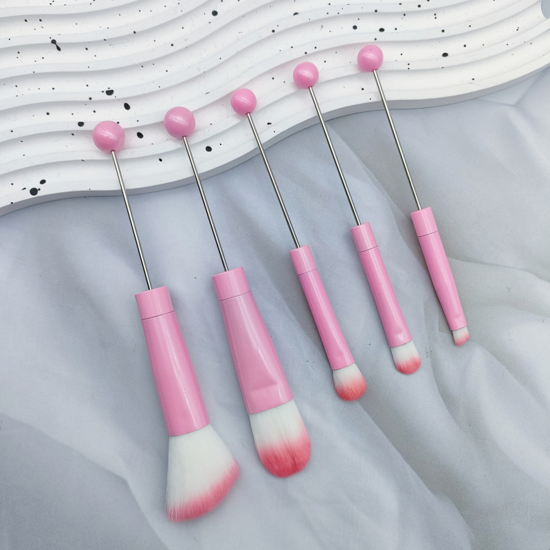 5-брой DIY комплект грим четки с метална дръжка и мъниста, наклонена глава – за руж, пудра, сенки за очи и четка за вежди