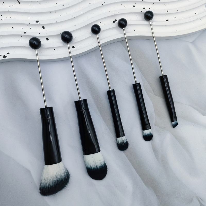 5-брой DIY комплект грим четки с метална дръжка и мъниста, наклонена глава – за руж, пудра, сенки за очи и четка за вежди