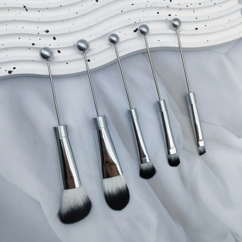 5-брой DIY комплект грим четки с метална дръжка и мъниста, наклонена глава – за руж, пудра, сенки за очи и четка за вежди