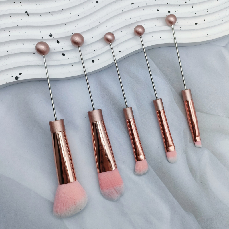 5-брой DIY комплект грим четки с метална дръжка и мъниста, наклонена глава – за руж, пудра, сенки за очи и четка за вежди