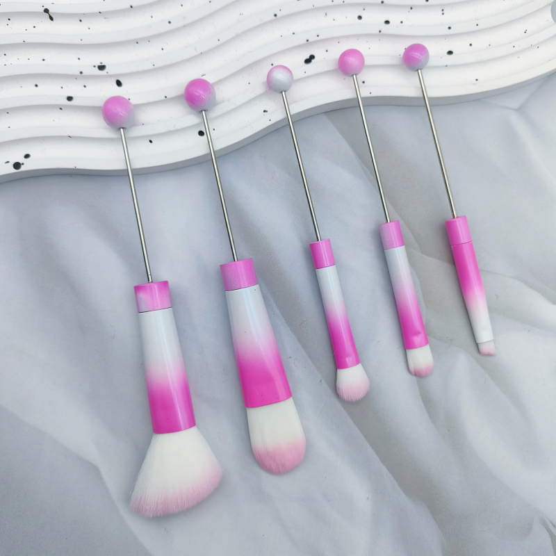 5-брой DIY комплект грим четки с метална дръжка и мъниста, наклонена глава – за руж, пудра, сенки за очи и четка за вежди