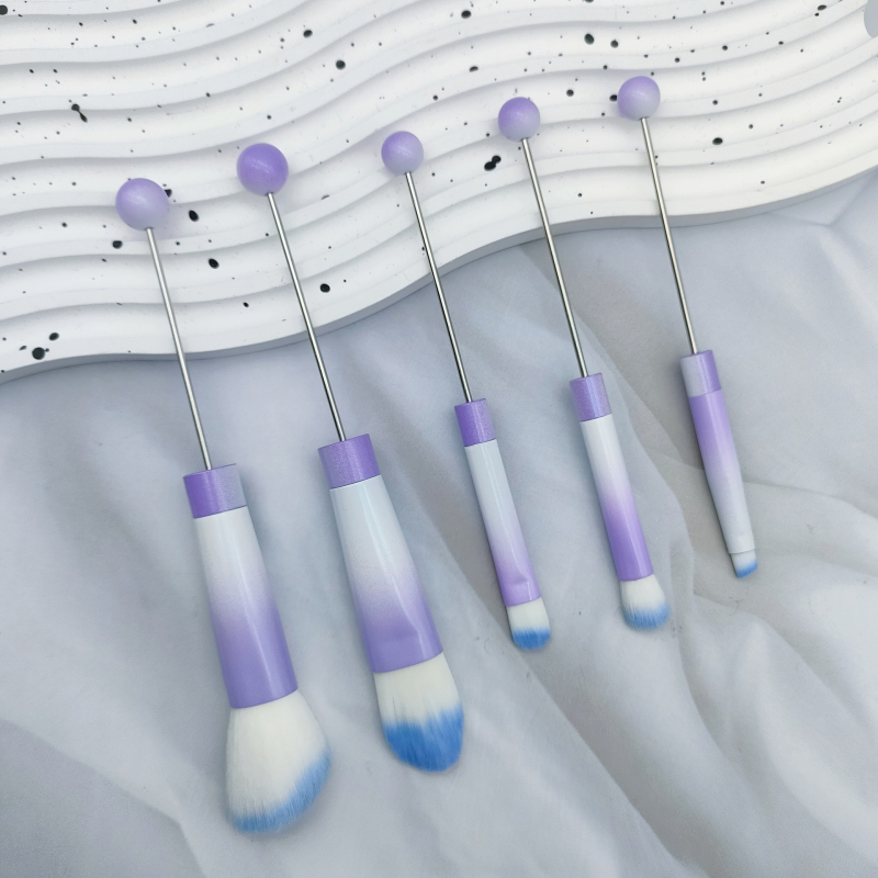 5-брой DIY комплект грим четки с метална дръжка и мъниста, наклонена глава – за руж, пудра, сенки за очи и четка за вежди