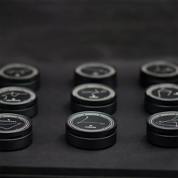 Automobilski aromatizator ventilacije od aluminijske legure | Cvjetni miris | Neto težina 30 g | Rok trajanja 1 godina