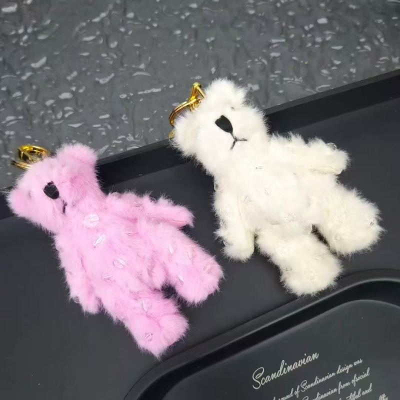 Retro plüss medve kulcstartó medál – műbőr • minta: kis állat (maci/nyuszi) • feldolgozás: félig manuális • kiadás: tavasz 2025