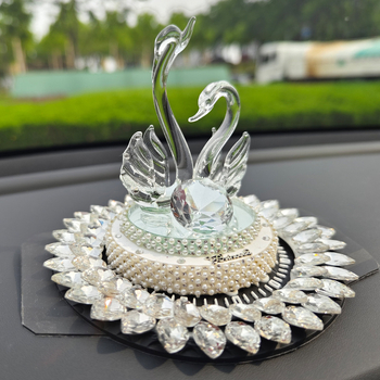 Kristály hattyú autó belső dekoráció aromaterápiás alap (Anyag: Kristály; Stílus: Könnyed luxus; Márka: Looking for sweetness; Funkció: Díszítés)