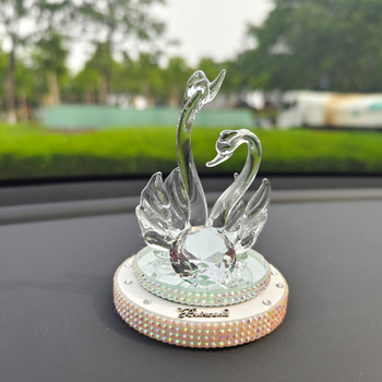 Kristály hattyú autó belső dekoráció aromaterápiás alap (Anyag: Kristály; Stílus: Könnyed luxus; Márka: Looking for sweetness; Funkció: Díszítés)