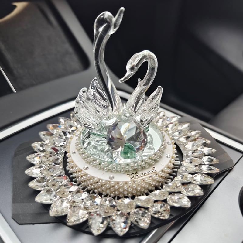 Kristály hattyú autó belső dekoráció aromaterápiás alap (Anyag: Kristály; Stílus: Könnyed luxus; Márka: Looking for sweetness; Funkció: Díszítés)