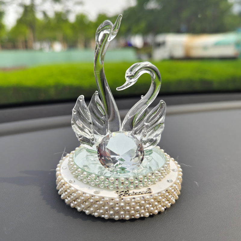 Kristály hattyú autó belső dekoráció aromaterápiás alap (Anyag: Kristály; Stílus: Könnyed luxus; Márka: Looking for sweetness; Funkció: Díszítés)