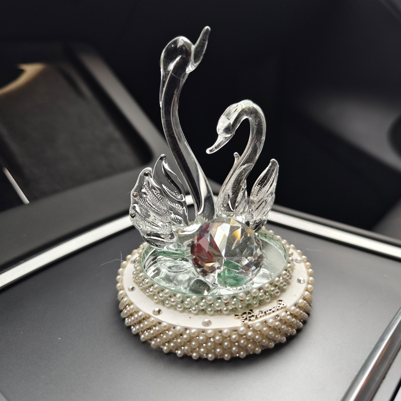 Kristály hattyú autó belső dekoráció aromaterápiás alap (Anyag: Kristály; Stílus: Könnyed luxus; Márka: Looking for sweetness; Funkció: Díszítés)