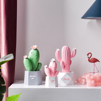 Recuzită fotografică cu cactus — decor de birou în stil Instagram