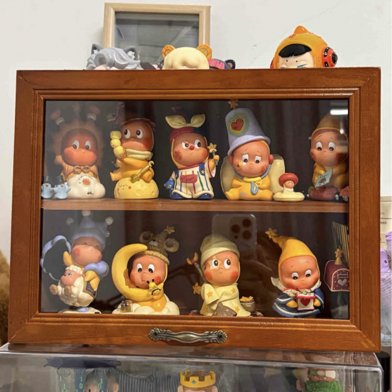 Figurákat tároló doboz — faanyagú, porálló, könnyű luxus stílus, fa textúra, nagy méret