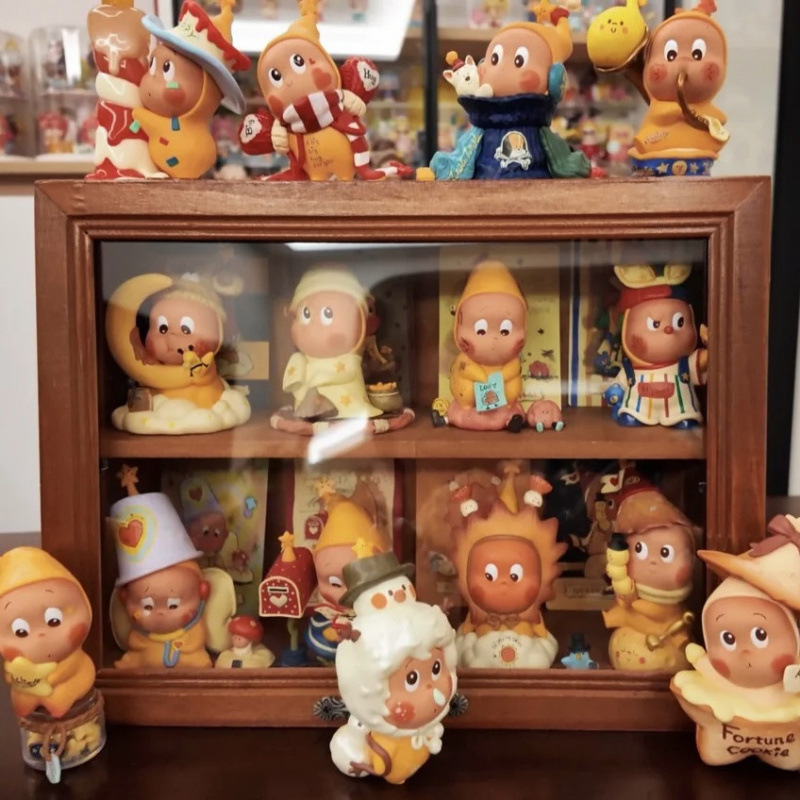 Figurákat tároló doboz — faanyagú, porálló, könnyű luxus stílus, fa textúra, nagy méret