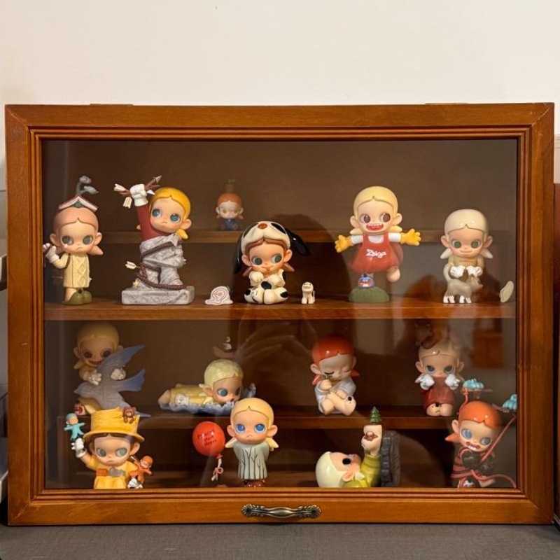 Figurákat tároló doboz — faanyagú, porálló, könnyű luxus stílus, fa textúra, nagy méret