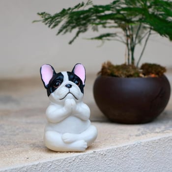 Statuetă din rășină: câine meditativ, decor pentru casă, birou sau mașină, stil desen animat