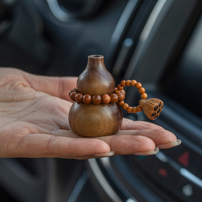 Drveni difuzor za aromaterapiju za automobil — jednostavan dizajn, drveni materijal, aromaterapijska funkcija