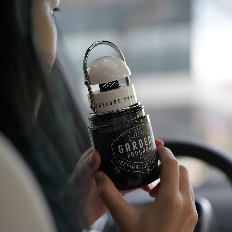 Aromă pentru mașină Gardenia în recipient din sticlă, montare pe scaun, durează peste 90 de zile