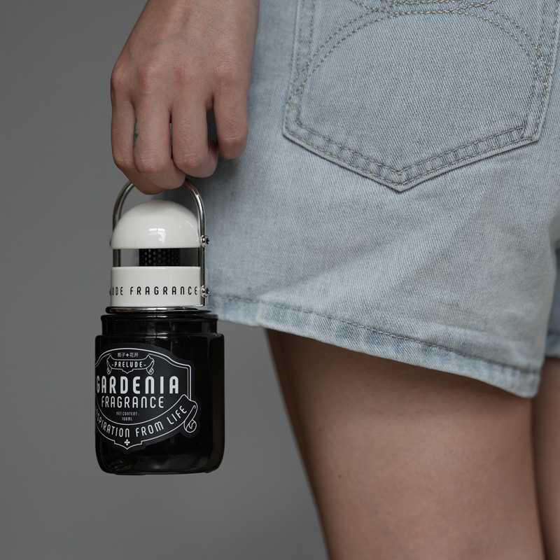 Aromă pentru mașină Gardenia în recipient din sticlă, montare pe scaun, durează peste 90 de zile