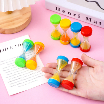 Igračka s pješčanim satom – karikaturistički klasičan dizajn, stakleni materijal, moderan minimalistički stil, viseća dekoracija, pogodna kao dar