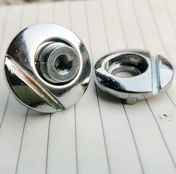 Görkorcsolya hardver-kiegészítő: gomba fejű szegecsek, zárócsavarok, alumíniumötvözet-alátétek és gombok, PVC felső rész, gumírozott talp