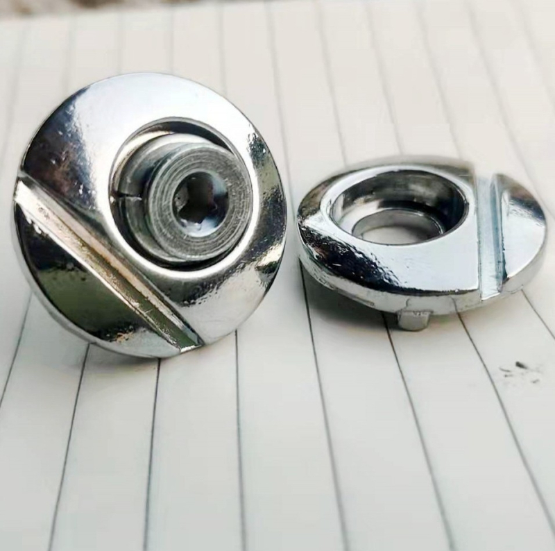 Görkorcsolya hardver-kiegészítő: gomba fejű szegecsek, zárócsavarok, alumíniumötvözet-alátétek és gombok, PVC felső rész, gumírozott talp