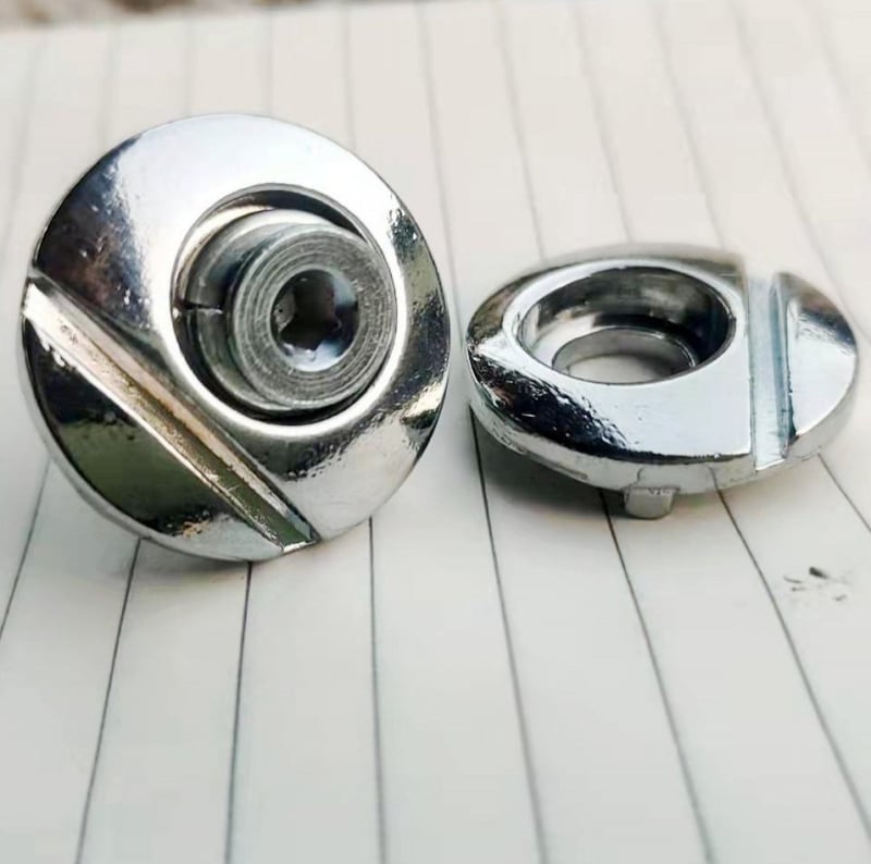 Görkorcsolya hardver-kiegészítő: gomba fejű szegecsek, zárócsavarok, alumíniumötvözet-alátétek és gombok, PVC felső rész, gumírozott talp