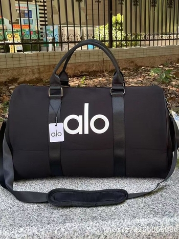 Fitnesz táska száraz–nedves elválasztással, vízálló, 20–35 L kapacitás, külön cipőrekesz, vállon átívelő keresztpánt