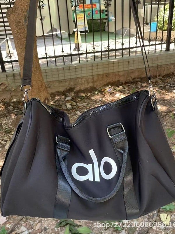 Fitnesz táska száraz–nedves elválasztással, vízálló, 20–35 L kapacitás, külön cipőrekesz, vállon átívelő keresztpánt