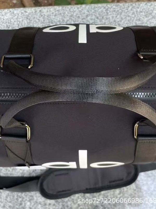 Fitnesz táska száraz–nedves elválasztással, vízálló, 20–35 L kapacitás, külön cipőrekesz, vállon átívelő keresztpánt