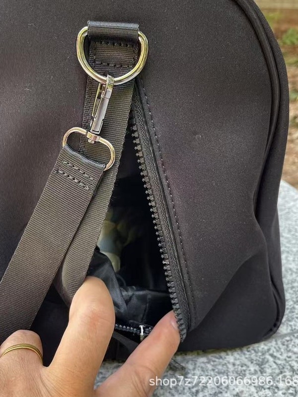 Fitnesz táska száraz–nedves elválasztással, vízálló, 20–35 L kapacitás, külön cipőrekesz, vállon átívelő keresztpánt