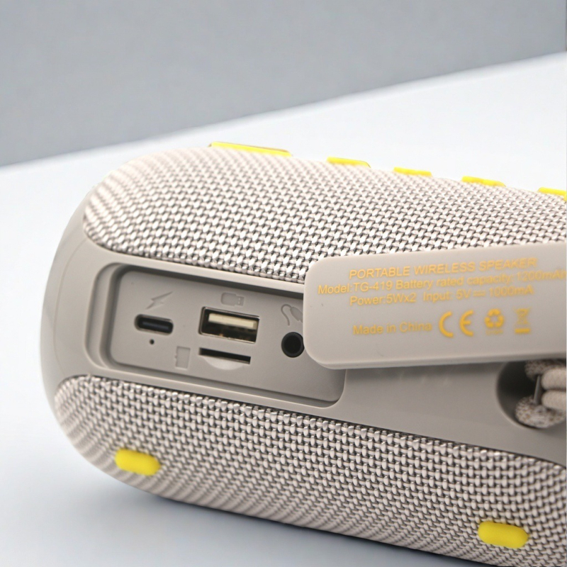 Prijenosni Bluetooth zvučnik s Bluetooth 5.3, izlaz 10W, frekvencijski raspon 100 Hz–20 kHz, SNR ≥95 dB, ugrađena baterija 1200–2000 mAh