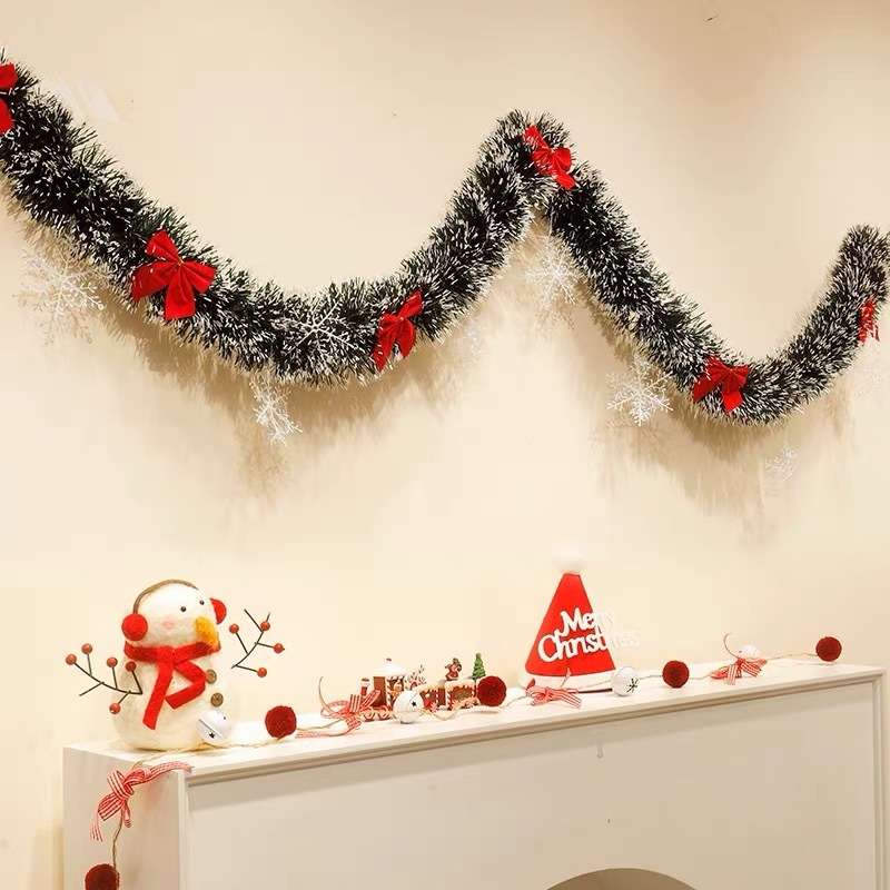 Božićne zastavice i viseće dekoracije – plastični materijal, oprema za uređenje prostora, za kućnu dekoraciju, trake i latte art detalji