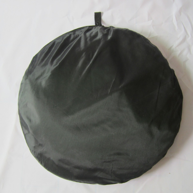 Box portabil cu lumină difuză pentru fotografierea produselor; material: pânză de lumină moale; interior cu flock alb; design multifuncțional; include 4 fundaluri colorate; greutate 1–4 kg