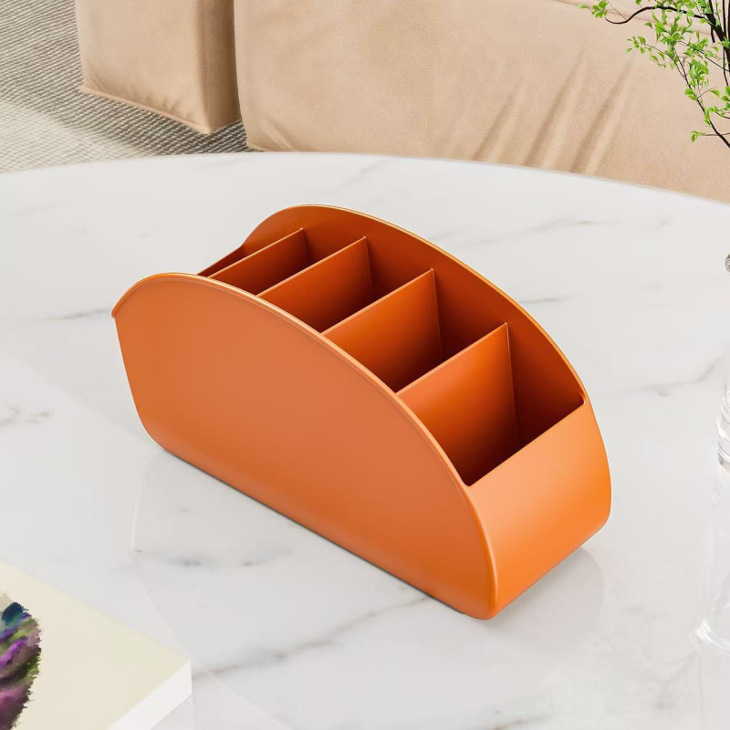 Stolni organizator za kozmetiku i olovke s pet odjeljaka, plastični materijal, moderan minimalistički dizajn