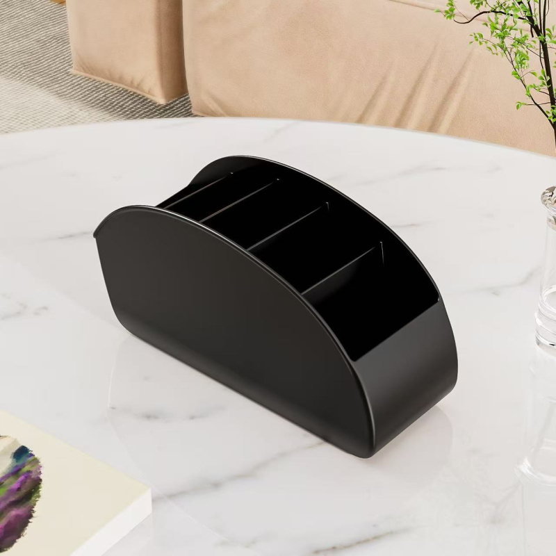 Stolni organizator za kozmetiku i olovke s pet odjeljaka, plastični materijal, moderan minimalistički dizajn
