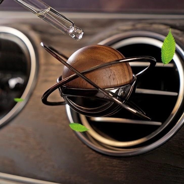 Auto aromaterapijski difuzor s drvenim držačem, klipom za zračni otvor, prilagodljiv (5 ml ili manje, drveni miris, volatilnost 61–90 dana, rok trajanja 1 godina)