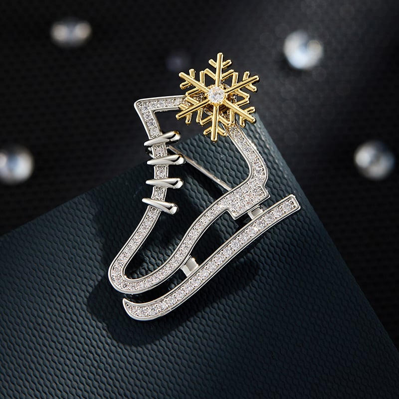 Jégkorcsolya brooch forgó hópehely – rézötvözet, elektroplakálás, mikro pavé cirkón kövek, nőknek, könnyed luxus stílus