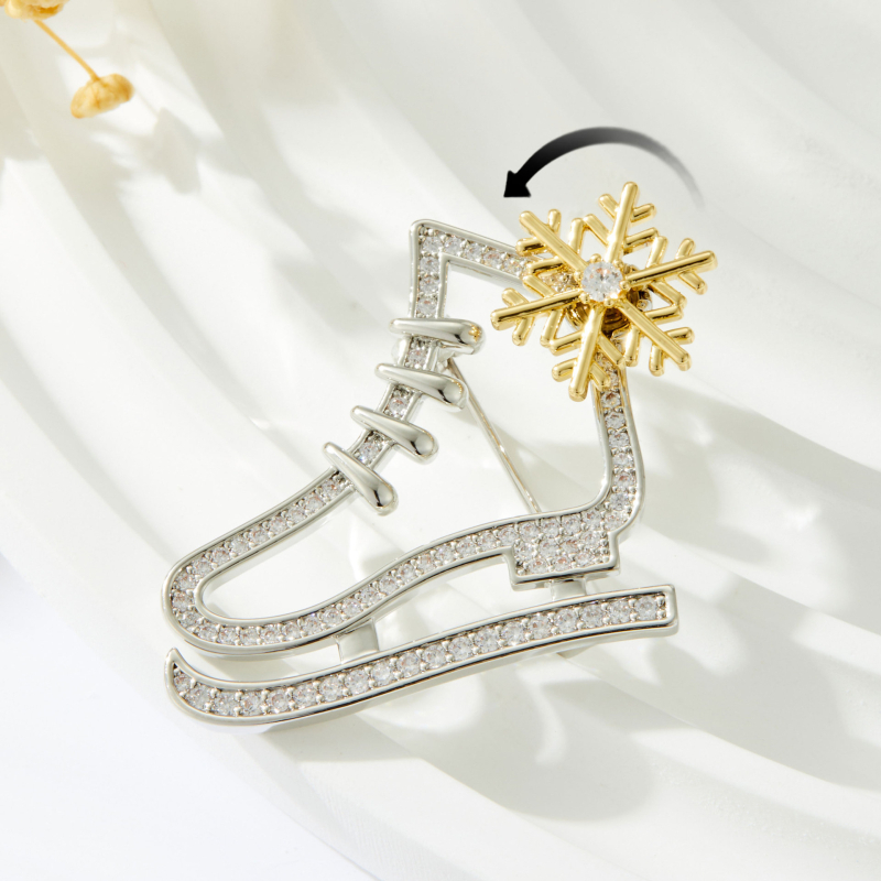 Jégkorcsolya brooch forgó hópehely – rézötvözet, elektroplakálás, mikro pavé cirkón kövek, nőknek, könnyed luxus stílus