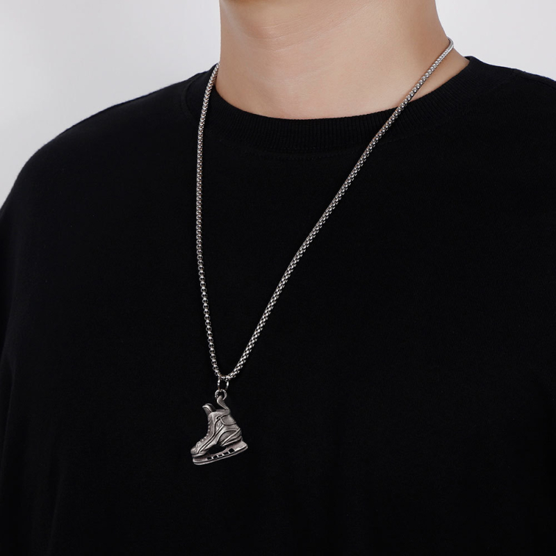 Nyaklánc jégkorcsolya medállal, lánccal titánacélból, punk stílus, elektroplakált felület