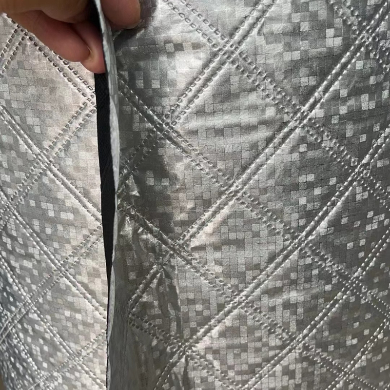 Materijal za navlaku automobila s aluminijskom folijom, ultrazvučno spojeni netkani materijal, trodimenzionalna reljefna pamučna quilt tkanina