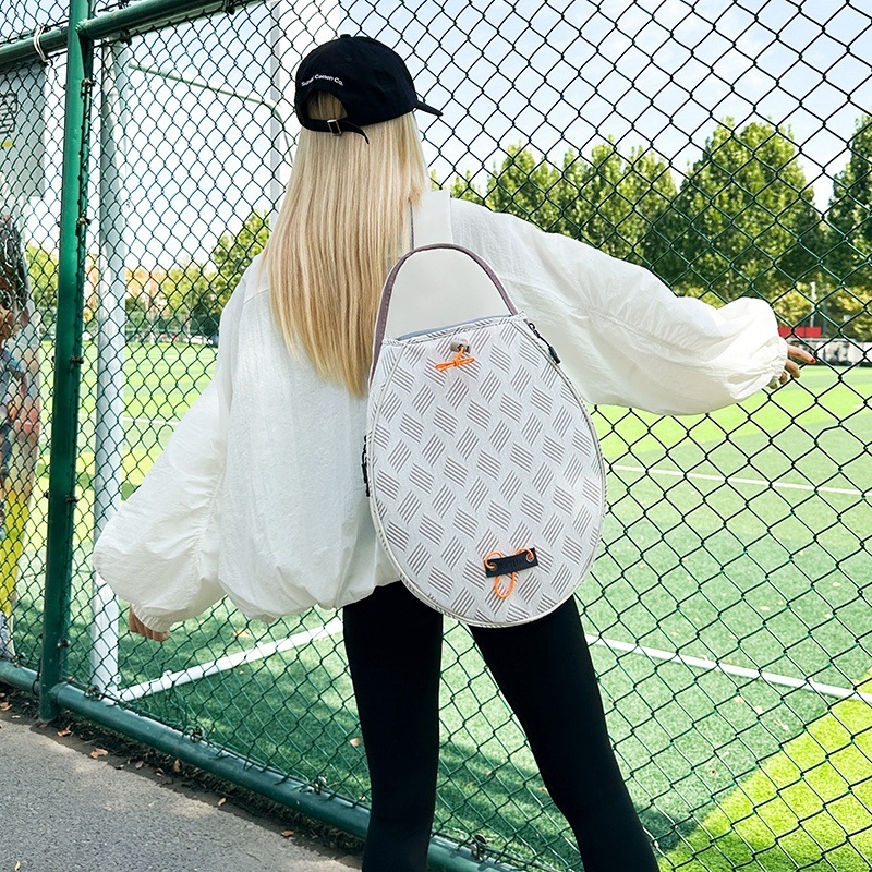 Vállon átívelő táska szabadtéri sportokra és utazásokra — nylon, kapacitás 20 L alatt, ultra Könnyű, elfér egy 8 hüvelykes laptop, légpárnás vállpánt rendszerrel