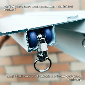 Integrovaný stropný panel s mriežkou pre systém závesu: príslušenstvo pre vodiacu koľajnicu, zliatinový ložiskový koliesok, kryt zátky a koncová zámka hlava.