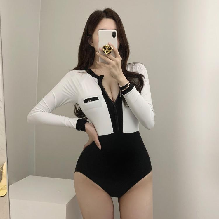 Jednodjelni kupaći kostim s dugim rukavima, s umetkom za prsni koš, brzo se suši i ima visoku elastičnost najlona uz nylon podlogu
