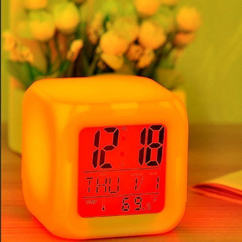 Emry budilica s LCD zaslonom, elektroničkim pogonom, napajanjem baterijama, termometrom, kalendarom i osvjetljenjem