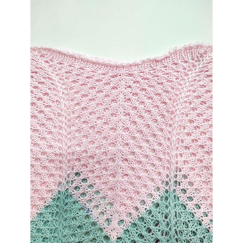 Žensko plаžno zaštitno od sunca s prorezima i kontrastnom bojom – materijal poliester; sastav polipropilen; stil: plаžno odijevanje