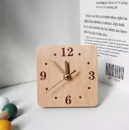 Sat za stol s dvostrukim drvenim kućištem, LCD zaslon i analogni brojčanik, napajan baterijom, debljina 15 mm