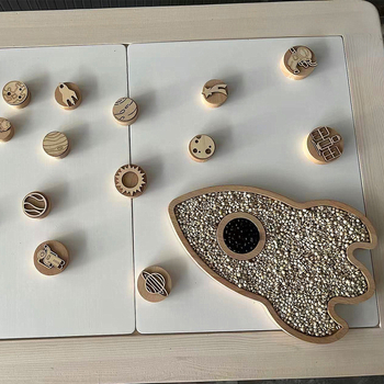 Jucărie educațională din lemn cu plăcuță senzorială triunghiulară, cu motiv cochilie de insecte — Xinyao Crafts, ambalaj carton, lansat mai 2022