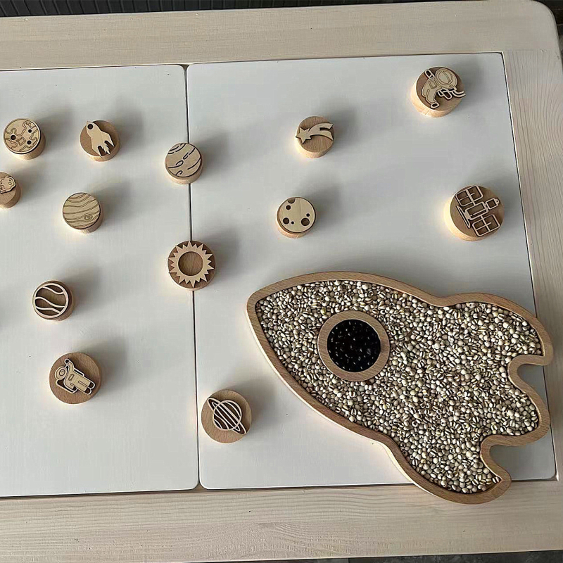 Jucărie educațională din lemn cu plăcuță senzorială triunghiulară, cu motiv cochilie de insecte — Xinyao Crafts, ambalaj carton, lansat mai 2022