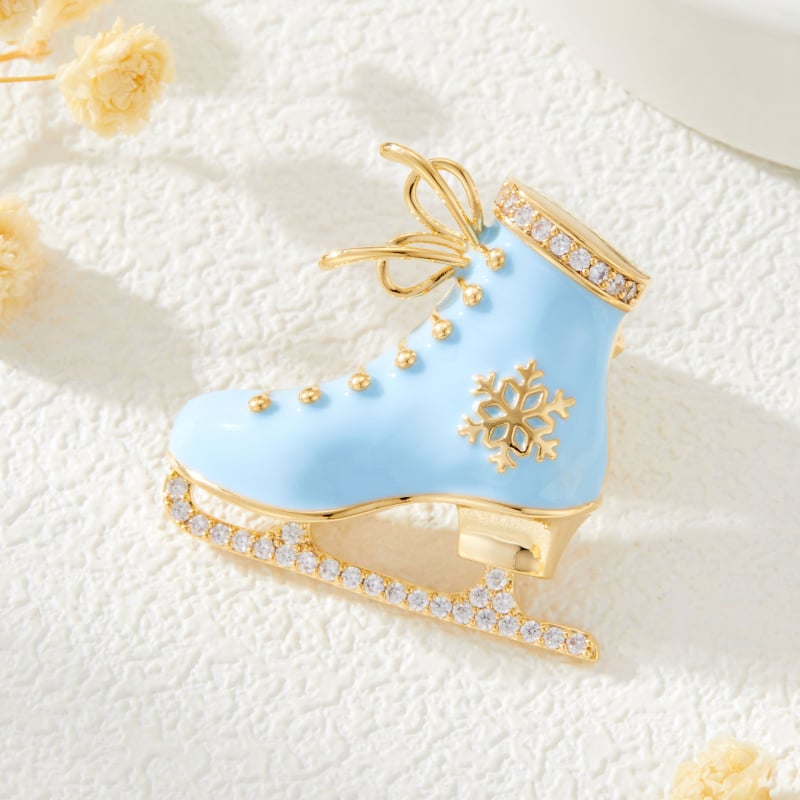 Kitűző, réz alapú, jégpálya forma, zománcfelület, olajcsepp technika, könnyed luxus stílus.