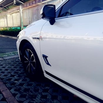 Cápa kopoltyú stílusú oldalsó szellőző dekor autóhoz, ABS anyag + dupla ragasztó; szimulált oldalsó légcsatorna; univerzális kompatibilitás