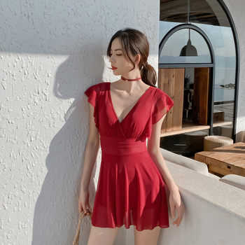 Едночастен дамски бански с повдигащ ефект и покриване на корема, без ръкави, с метална опора и чашки; плат найлон 95%, подплата полиестер 92%.